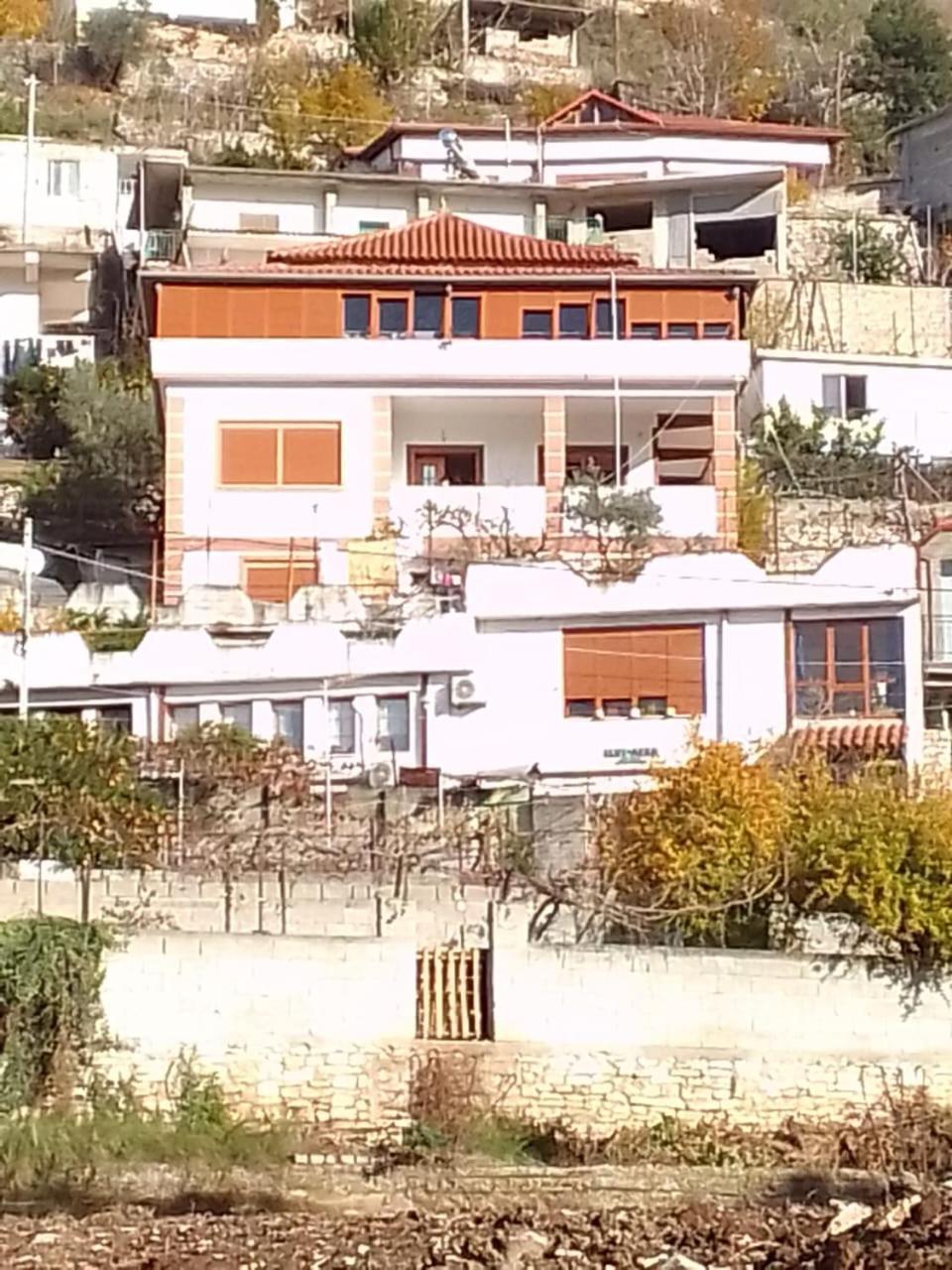 Elvi Aerd Apartment بيرات المظهر الخارجي الصورة